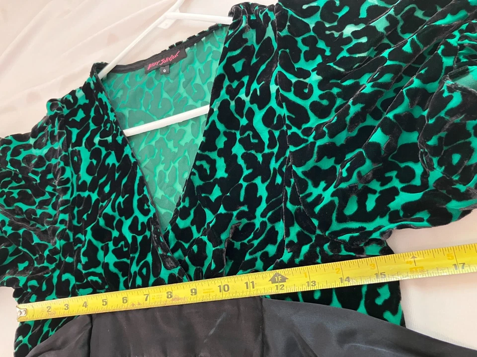 Lindo Vestido Vintage Años 90 Betsey Johnson Terciopelo Verde Y2K Talla 0 Hada de la Selva Negra Foto 4 de 4