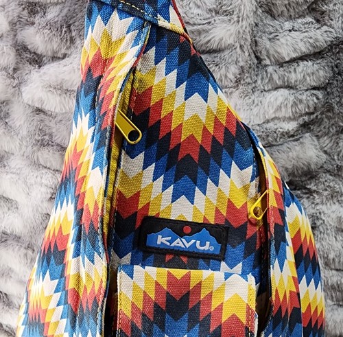 Bolso de cabestrillo de cuerda Kavu bolso mochila azteca a rayas multicolor zigzag - Imagen 2 de 17