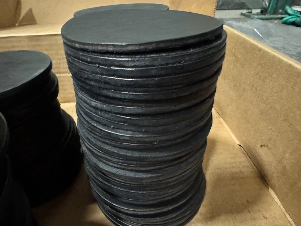 100 - Posavasos redondos de cuero negro - 4 pulgadas - 4 mm en blanco bien acabado Foto 3 de 4