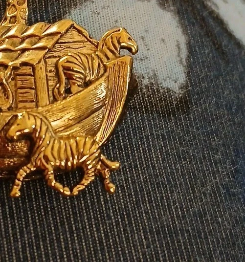 复古雅芳金色诺亚方舟胸针动物圣经故事 1 3/4"L×1 3/4"H — 第 2/4 张图片