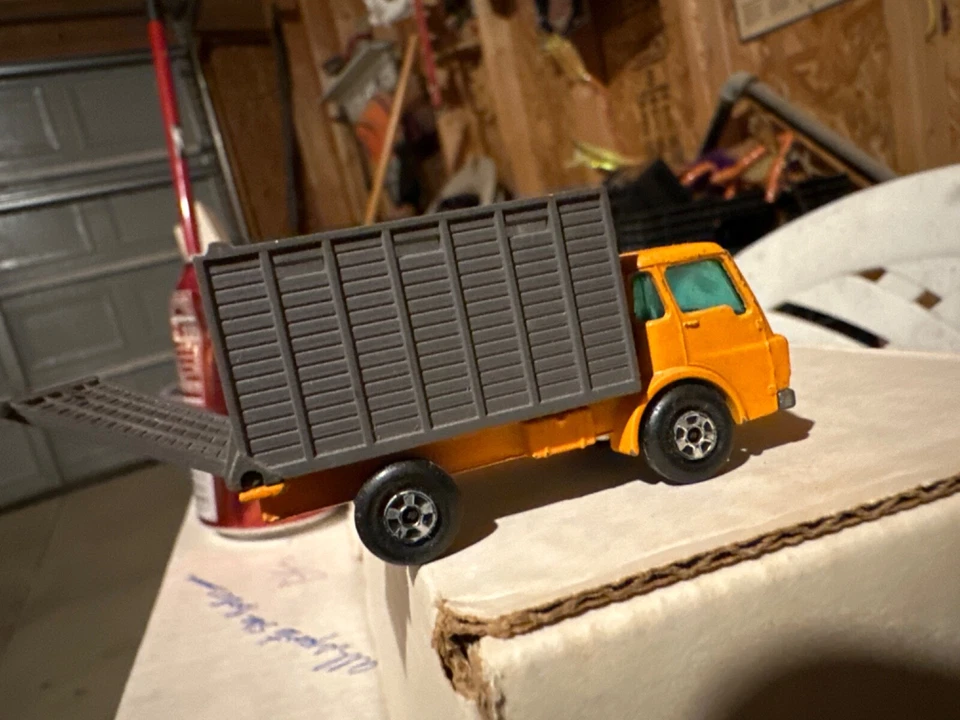 ГРУЗОВИК ДЛЯ КРУПНОГО РОГАТОГО СКОТА Lesney Matchbox Superfast No 37 оранжевый Dodge  - Изображение 2 из 3