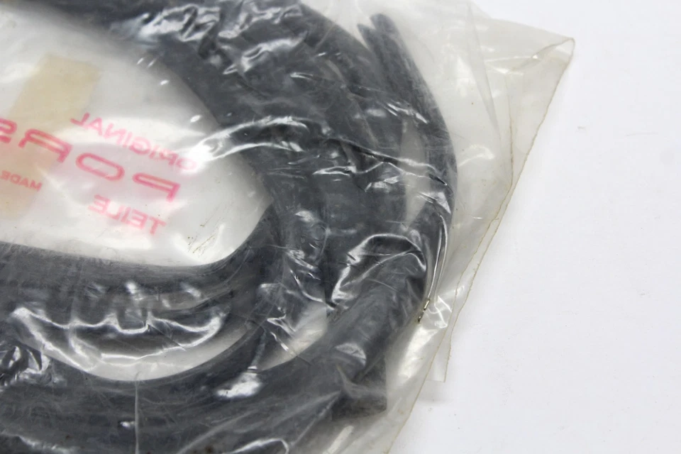 Новое из старых запасов оригинальное уплотнение капота Porsche 356 (644 511 901 06) - Изображение 3 из 3