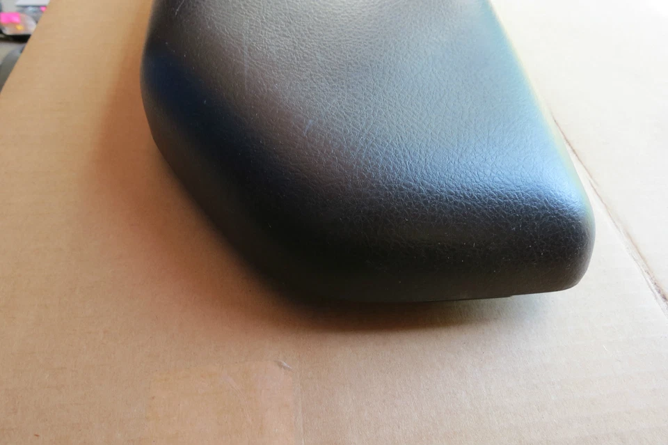 02-04 Isuzu Axiom Consola Central Frontal Codo Brazo Almohadilla Reposamanos Cojín NEGRO OEM Foto 3 de 4