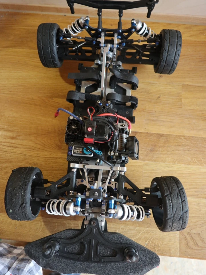 Genius GTC 8, Tourenwagen 1:8, Elektro, Glattbahner, Ohne Akkus - Bild 2 von 4