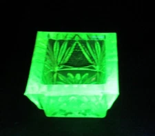 VINTAGE VASELING URANIUM GLASS OPEN SALT CELLAR SQUARE GREEN GLOW EUC