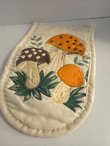 HTF Vtg 1970s Merry Mushroom Oven Mitt Quilted and Embroidered. See Picture