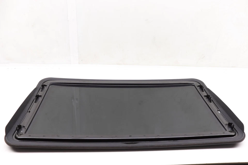 2008-2009 MERCEDES-BENZ C230 - Sunroof / SUN ROOF Glass Panel 2047800021 - Image 2 of 4