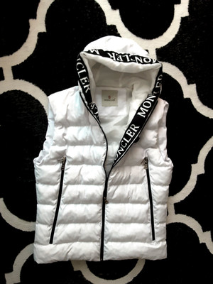 MONCLER Daunenweste Kapuze Herren weiss/schwarz  Logo-Patches Gr. L Unisex