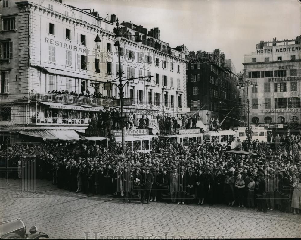 Photo Crowd Wait For The Procession Pass Through Marseilles