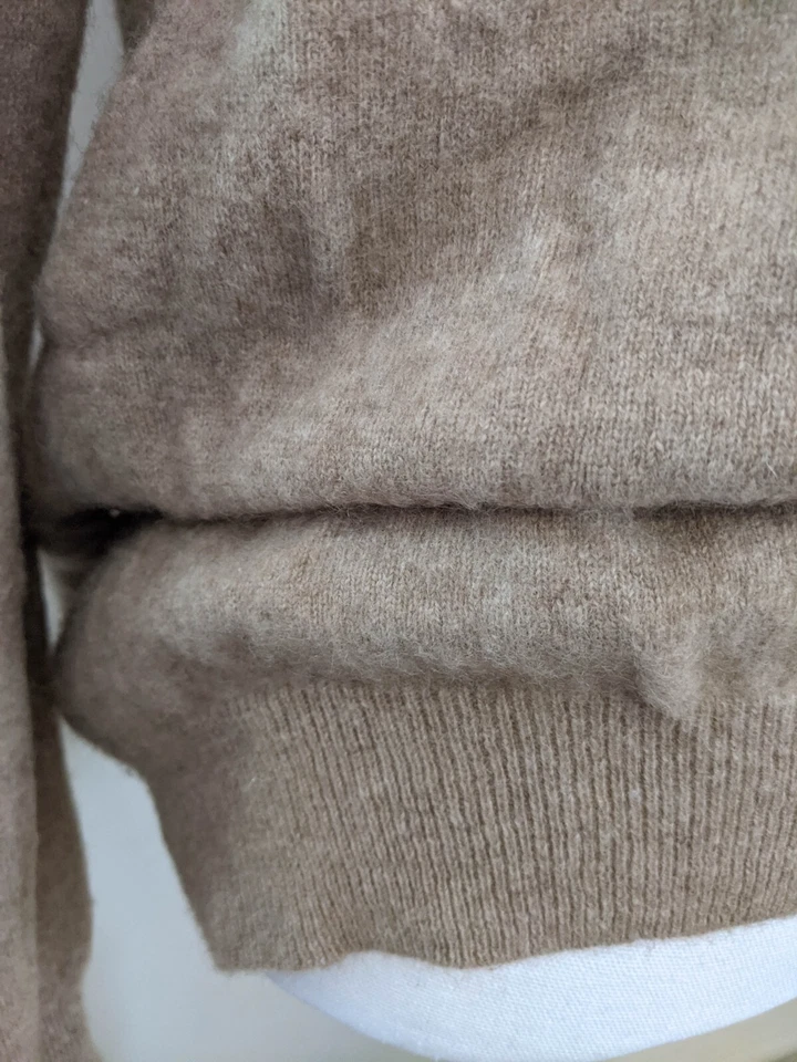 Suéter grande de cachemir de lujo para mujer Club Room cuello en V marrón camel Foto 4 de 4