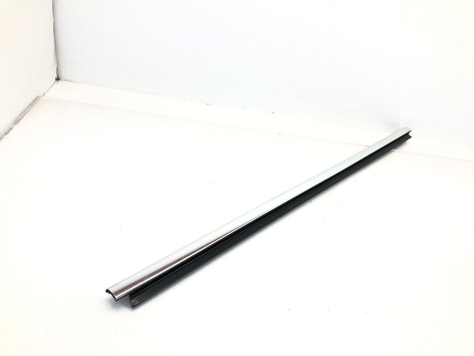 2017-2020 MASERATI LEVANTE LEFT DRIVER FRONT DOOR WINDOW BELT MOLDING TRIM OEM