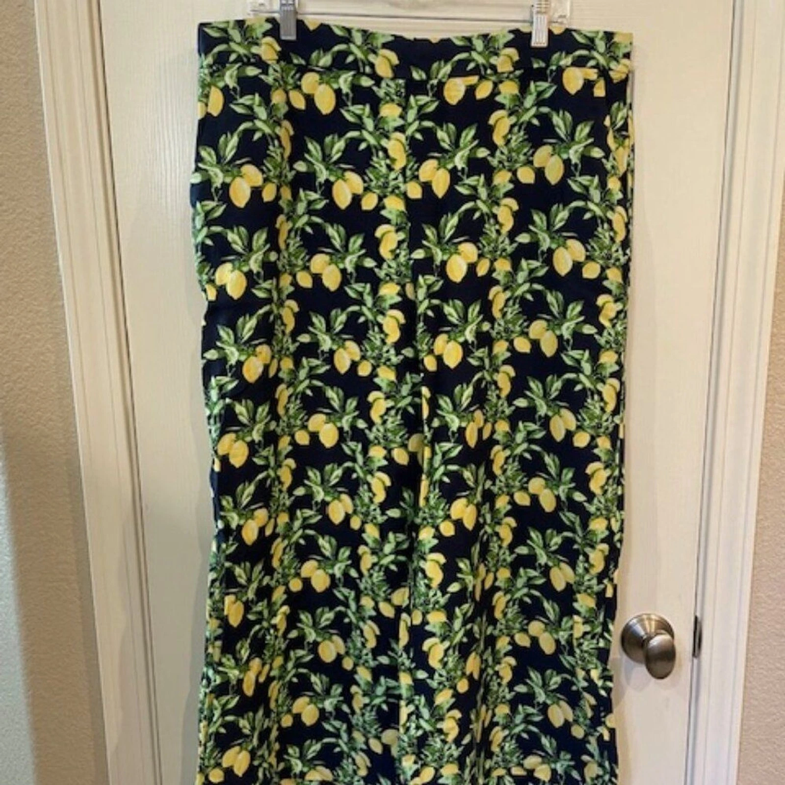 NWT - Loft full leg cropped pants in zesty lemon print; sz. XL
Opens in a new window or tab