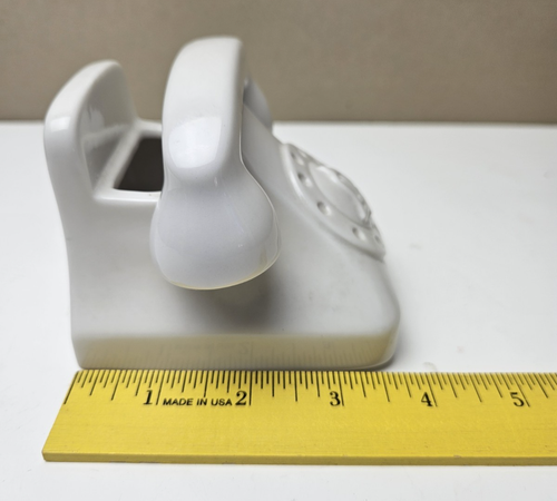 Support téléphone intelligent Jonathan Adler avec fentes pour câble de charge porcelaine blanche - Photo 5 sur 15
