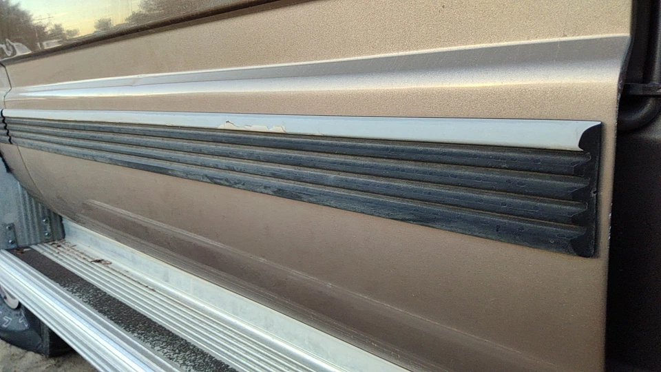 Moldura trasera derecha para pasajero Chevy Suburban 1992-1999 de la tira de moldura trasera de la puerta Foto 3 de 4