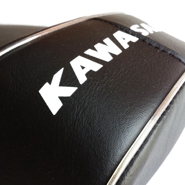 Selle neuve Kawasaki 500 H1 Mach III avec liseré argent rétro