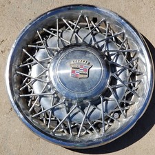 Vintage Cadillac Wire Spoke Logo Hubcap 16725 253786 1975-1985