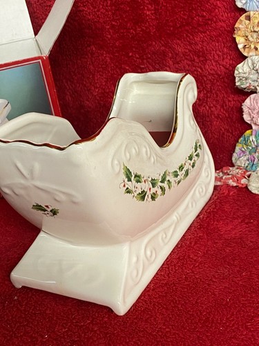 NIB Royal Home for the Holidays 2 Wick Sleigh Candle Holly Holiday Pattern - Picture 3 of 10
