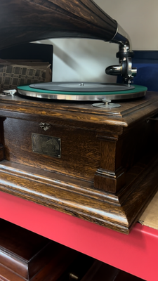 Victor V Phonograph with Original Oak Spear Tip Horn circa 1905