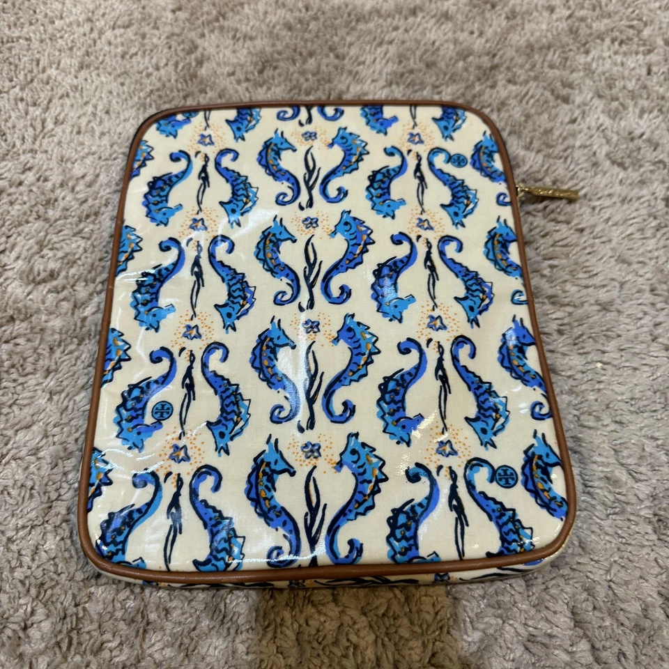 Funda para tableta con estampado de caballito de mar Tory Burch iPad con cremallera alrededor azul crema náutica Foto 4 de 4
