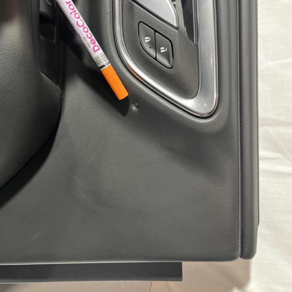 Panel de moldura de puerta GM 2021-2024 conductor trasero Chevrolet Tahoe GMC Yukon negro defectuoso Foto 3 de 4