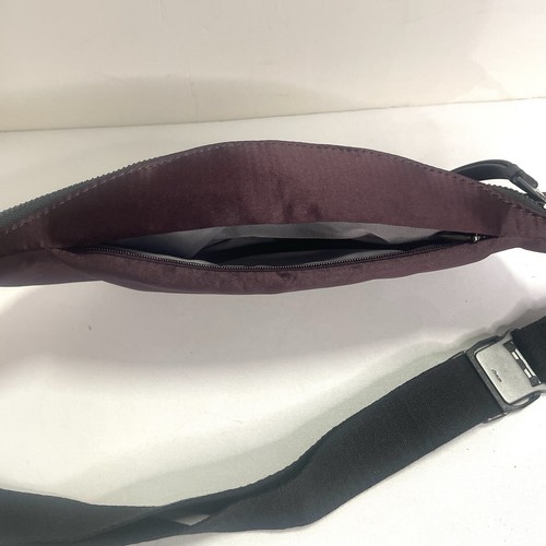 Borsa a tracolla Athleta Power of She marsupio prugna trapuntato raso - Foto 6 di 8
