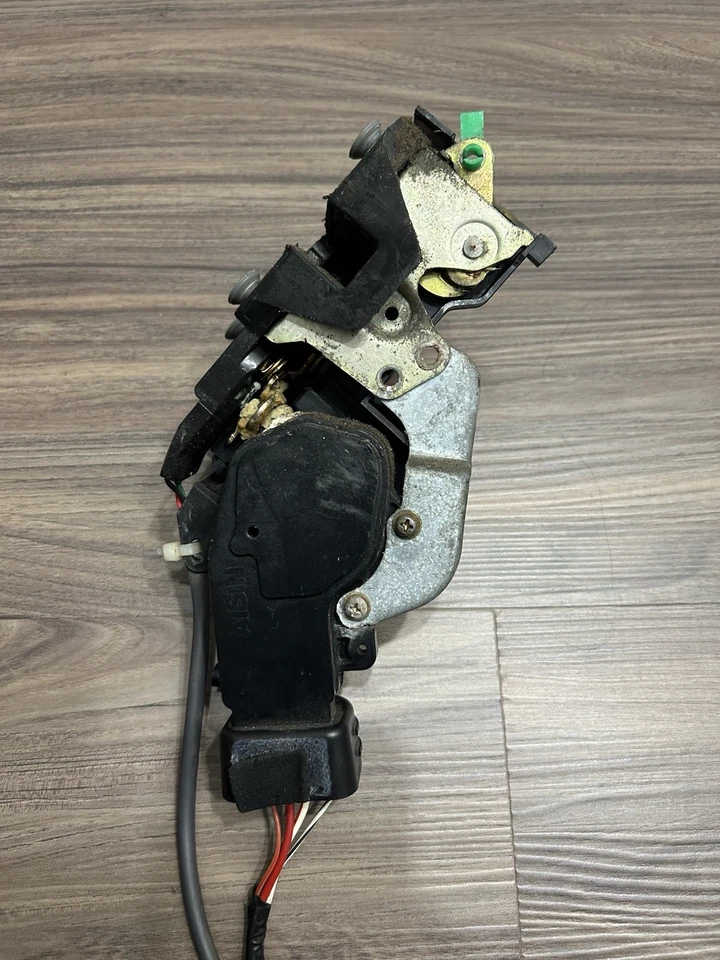 98 - 03 Toyota Sienna GENUINE OEM LEFT FRONT Door Lock Actuator USED OEM - Image 2 of 4