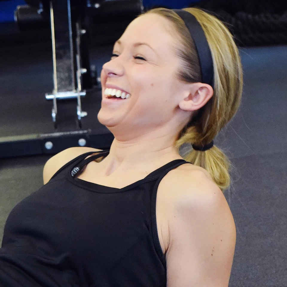 Diadema antideslizante forrada de terciopelo de 1 pulgada negra para mujer Foto 3 de 4