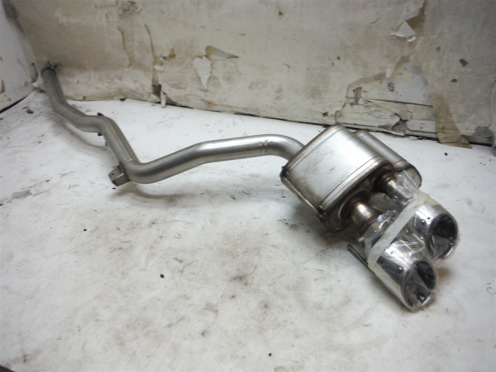 MASERATI GHIBLI DRIVER LEFTREAR EXHAUST MUFFLER WITH PIPE OEM 670030855