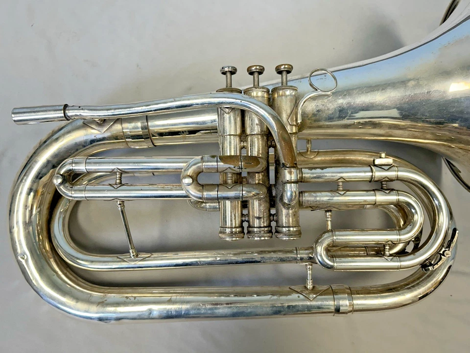 KING U.S.A. MODELO 1127 PRATA MARCHANDO BUZINA DE BARÍTONO + ESTOJO KING - Imagem 3 de 4