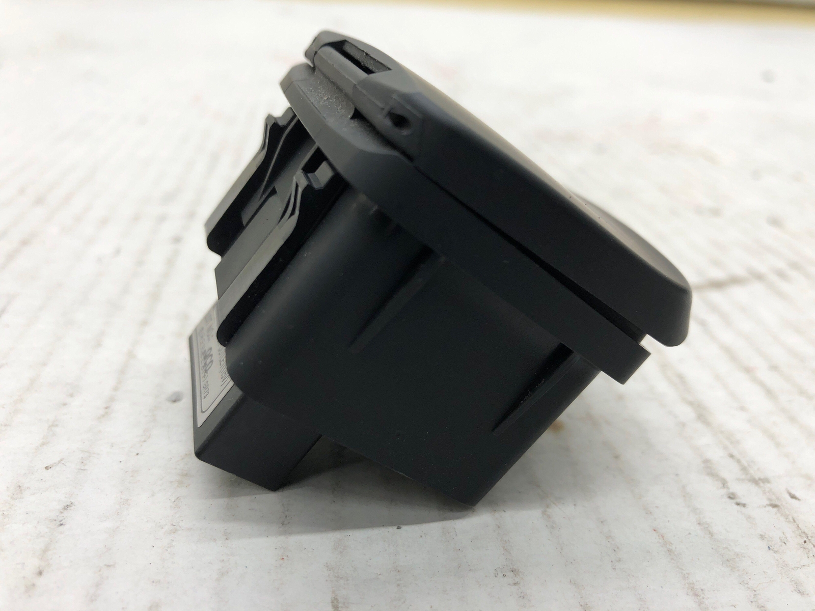 2020-2025 HYUNDAI PALISADE OEM REAR CENTER CONSOLE POWER OUTLET 115V 150W