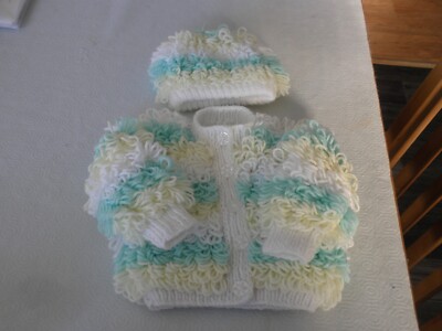 Baby Loopy Strickjacke und passende Mütze in weiß. Zitrone/Grün 0-6 Monate