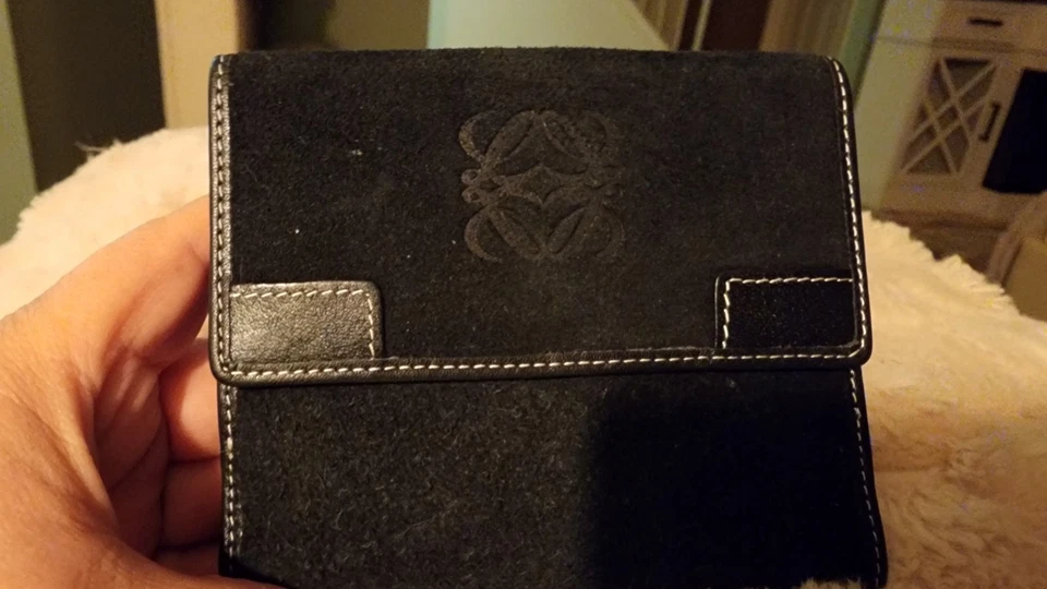 Cartera plegable Loewe de gamuza negra con logotipo de anagrama en relieve usada Foto 2 de 4