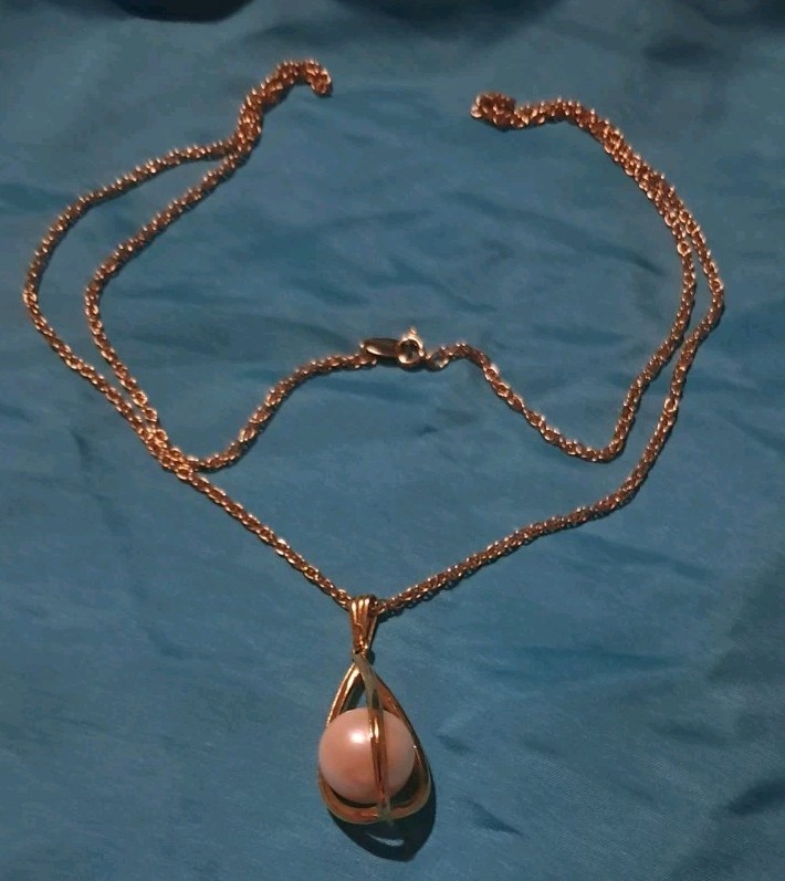 Vintage Goldtone Avon Necklace With Pearl Pendant