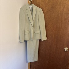 Vintage Jones New York Women s Two-Piece Suit - Size 12 Pretty Green