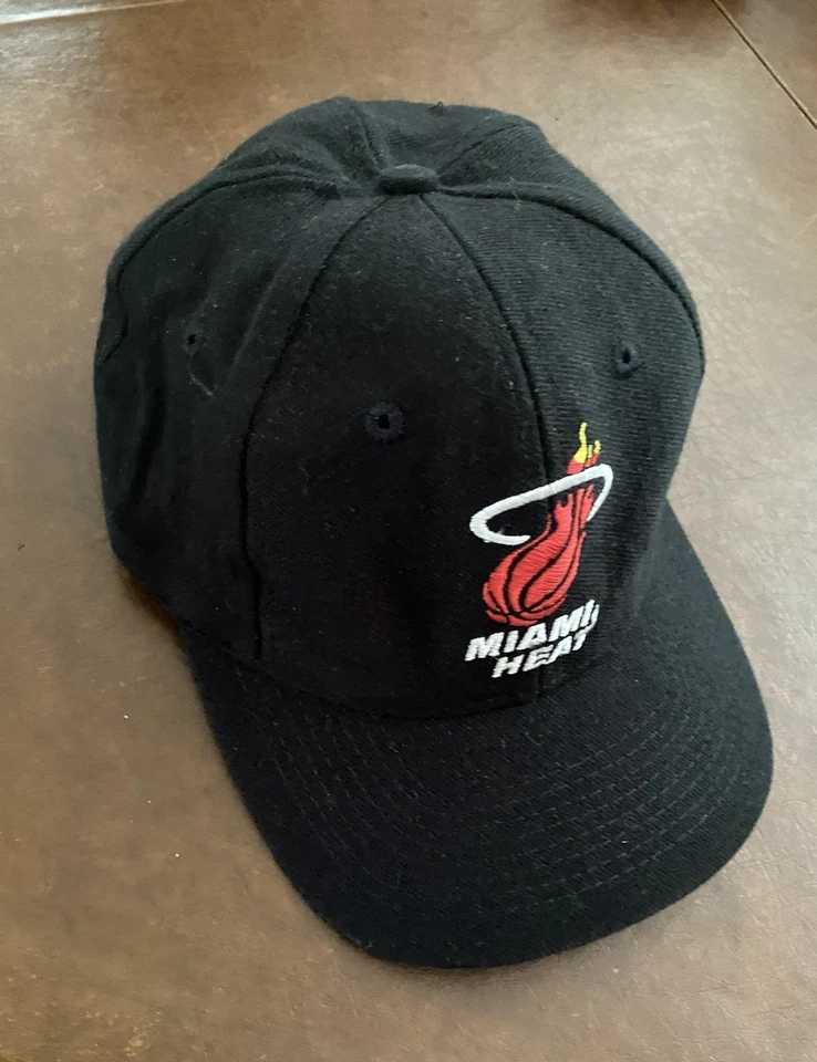 T.E.I. vintage Sombrero o gorra Miami Heat (inaugural/logotipo antiguo) • lana/acrílico • años 90’s Foto 2 de 4