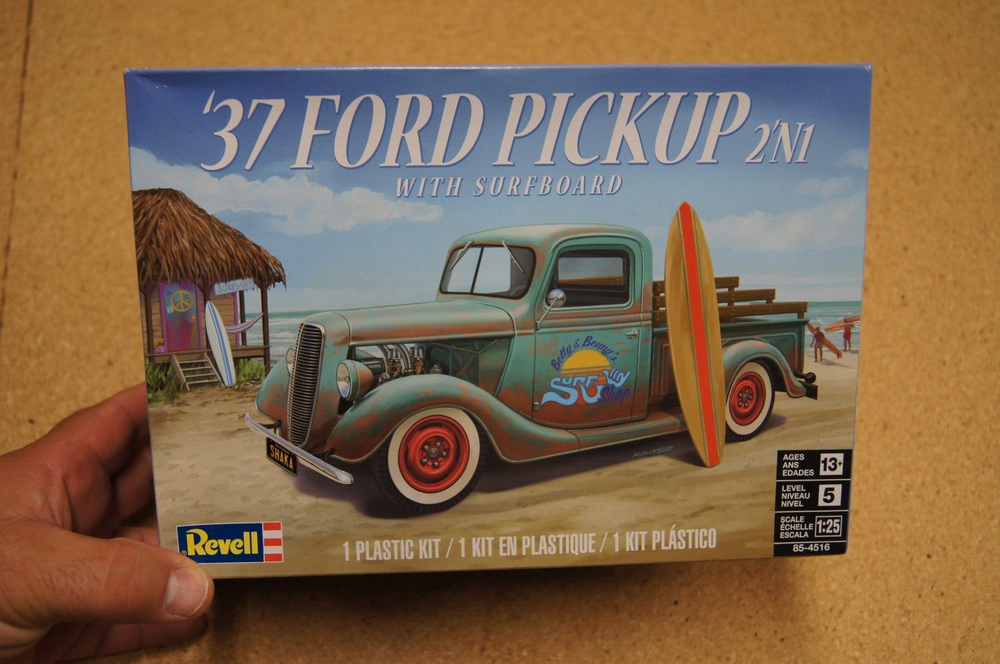 1:25 Revell '37 Ford Pickup 2 in 1 with surfboard