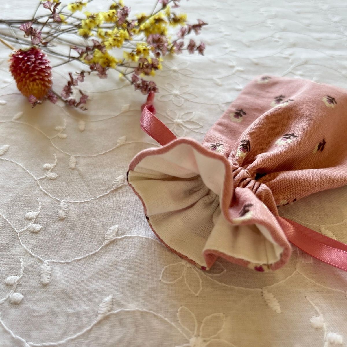 [] Dull pink floral pattern mini drawstring bag - image 2