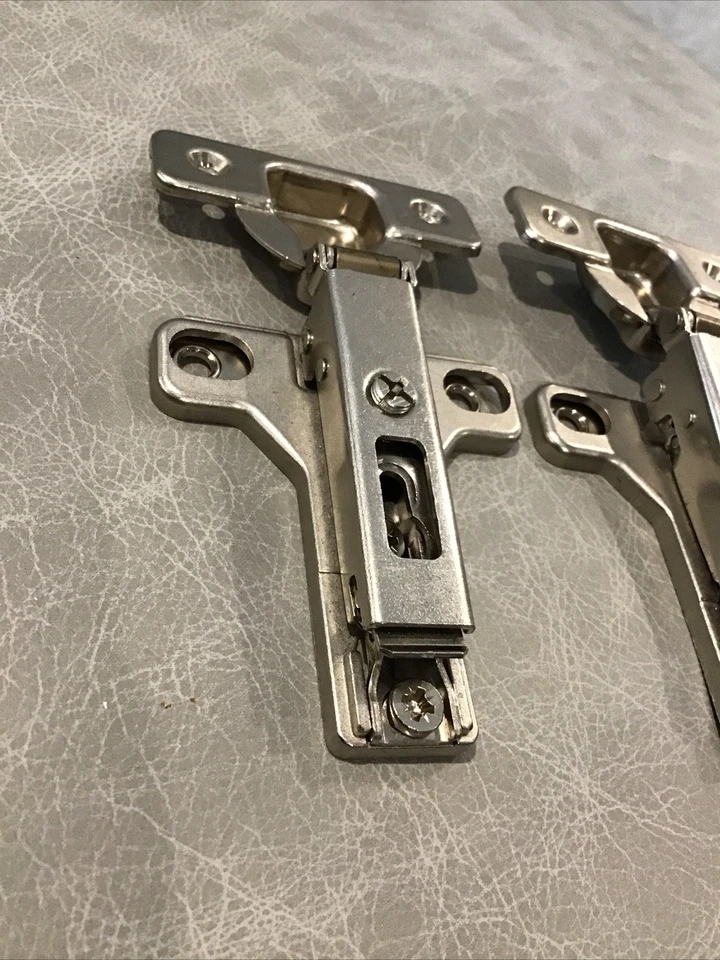 Lote de 2 dobradiças de porta de armário Salice 1P6 com placa base de montagem H1 fechamento automático H11 - Imagem 2 de 4