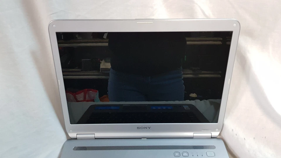 READ!! Sony vgn-nr21j 15.4" Laptop Intel Pentium T2330 2GB 200GB, NO OS - Image 4 of 4