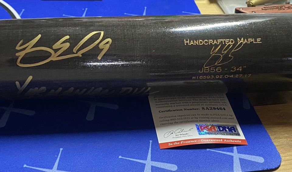 Murciélago Modelo de Juego Firmado Yasmani Grandal Inscripción DVL Medias Blancas Dodger Foto 2 de 4