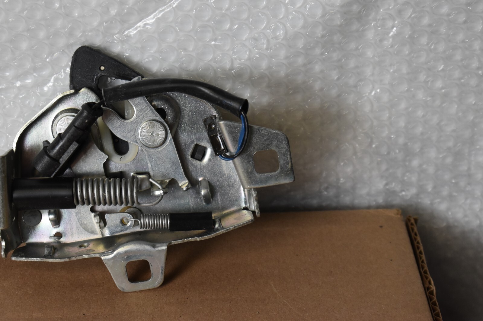 MASERATI QUATTROPORTE GRANTURISMO HOOD LATCH 2009-2011 OEM 067278100