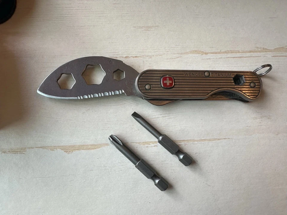 Navaja suiza Ueli Steck Titanium Wenger 16997 Foto 2 de 4