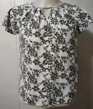 Liz Claiborne Blouse Women's Size Small Short Sleeve V-Neck Pleated  Gold Accent