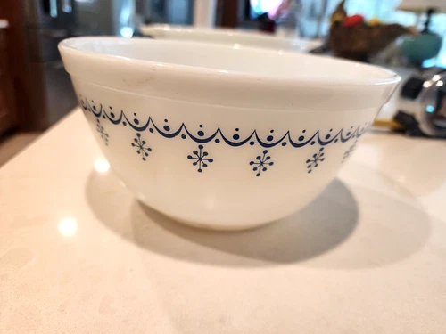 Vintage 1970s Pyrex Snowflake Garland Blue/White Mixing Bowl 1 1/2 Quart