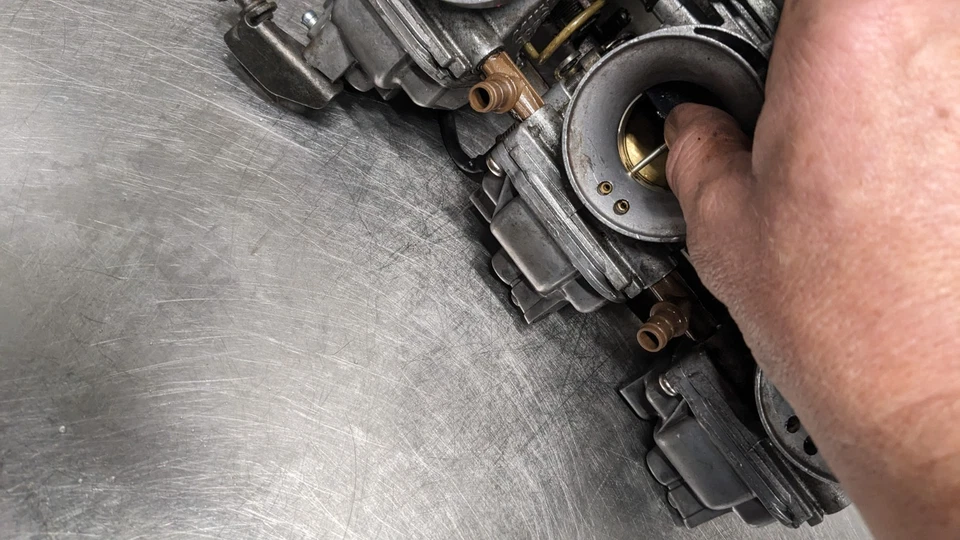 TRIUMPH DAYTONA 900 CARBS MIKUNI CARBURETTORS TRIUMPH TRIPLE 1996 UK MODEL - Image 3 of 4