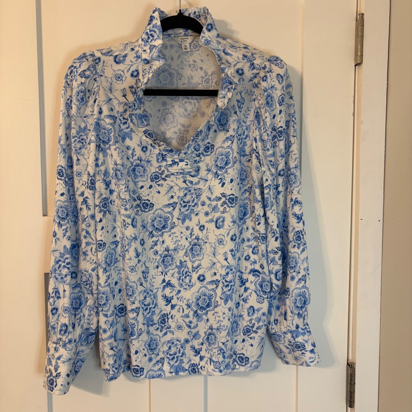 Crown & Ivy Blue White Floral Toile Ruffle Neck Puff Sleeve Blouse M cottagecore