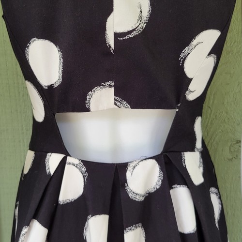 NWT MUSE Black White Cut Out Back Dress 4 Stretch Cotton - Picture 3 of 5