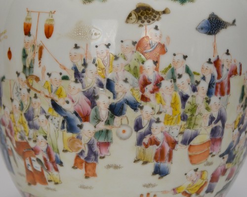 Superb Chinese Qing Qianlong Period Famille Rose Boys in Parade Porcelain Vase - Picture 8 of 12