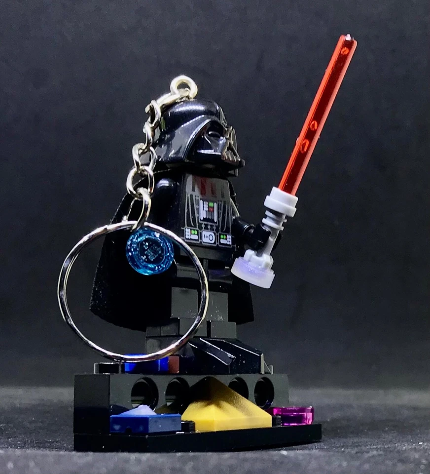 KEYCHAIN HANDMADE DARTH VADER LEGO © stars wars Disney + PEDESTAL GENUINE 300 - Imagen 2 de 4