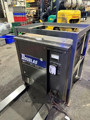 CLARK TM15S 3,000LBS. ELECTRIC FORK LIFT - 3 wheel, w/charger, Side Shift - Afbeelding 9 van 11